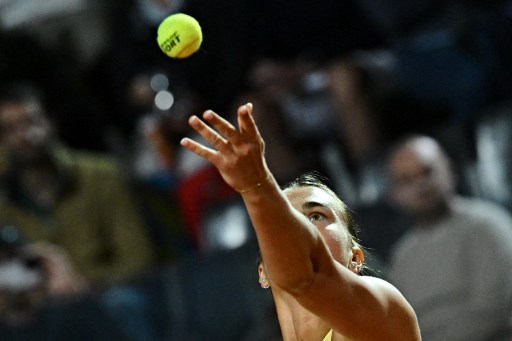 Sabalenka selanjutnya akan menghadapi petenis peringkat 10 dunia Jelena Ostapenko untuk memperebutkan tempat di semifinal, Rabu, 14 Mei. 