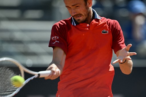 Unggulan kedua Medvedev akhirnya mampu selamat dari serangan finalis ATP Next Gen 2023 itu dengan mencetak kemenangan 7-6(5), 2-6, 7-5.