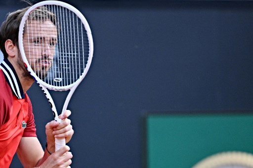 Juara bertahan Daniil Medvedev berusaha keras mengatasi penampilan soild Hamad Medjedovic, Senin, 13 Mei 2024 waktu setempat, di Roma, untuk melaju ke babak 16 besar Italian Open.