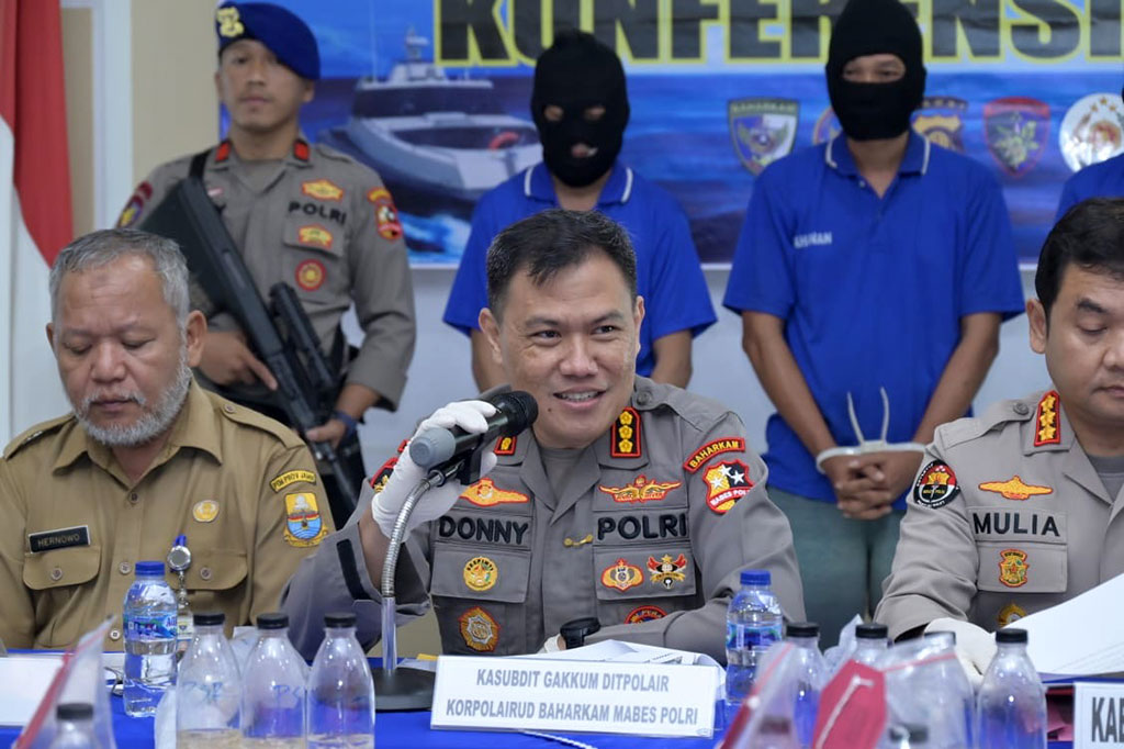 Kasubdit Gakum Ditpolairud Koorpolairud Baharkam Polri Kombes Donny Charles Go di Jambi, Senin, 13 Mei 2024, mengatakan polisi menangkap tiga orang tersangka dengan barang bukti 125.684 benih lobster pada Jumat, 10 Mei.