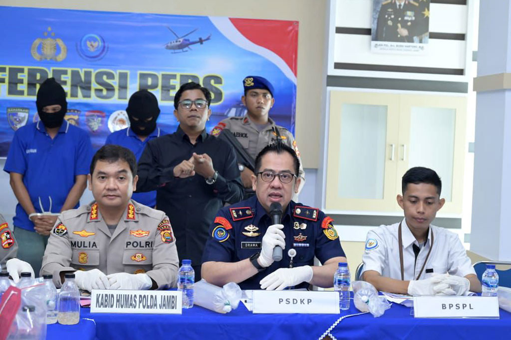 Ketiga tersangka dikenakan Undang-Undang Perikanan Nomor 45 Tahun 2009 Pasal 92 Juncto Pasal 26 dengan ancaman pidana delapan tahun dengan denda Rp1,5 miliar.