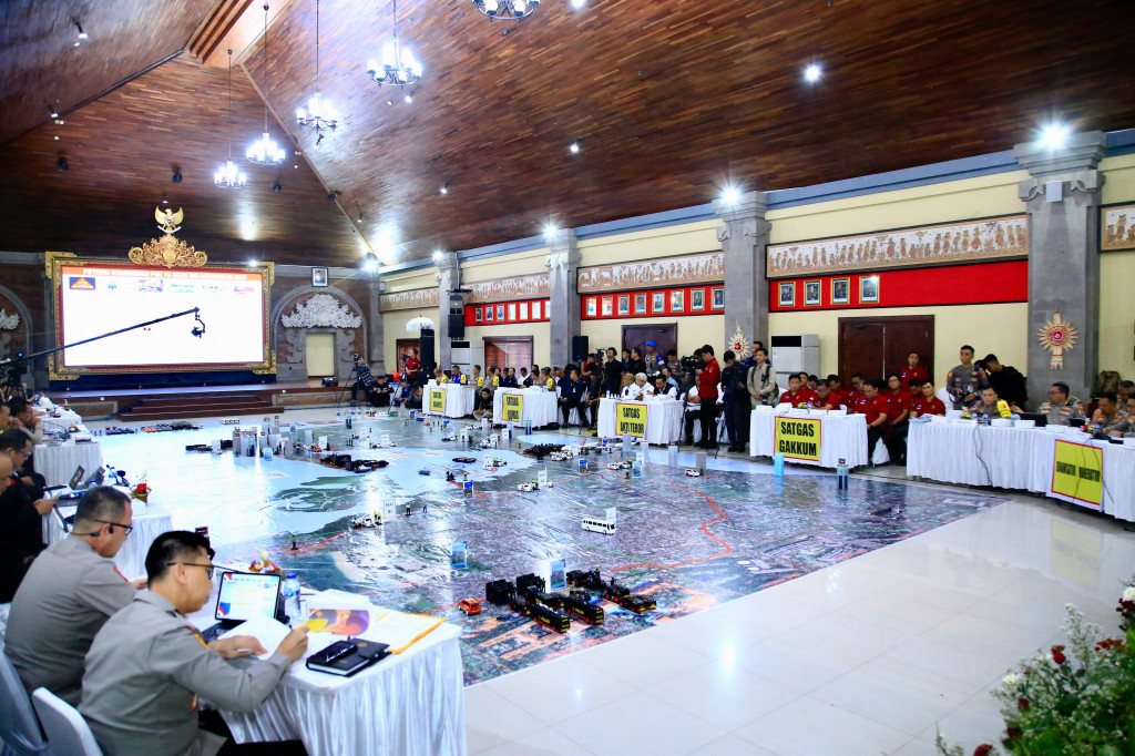 Polri menggelar Tactical Floor Game (TFG) untuk kesiapan pengamanan penyelenggaraan Konfrensi Tingkat Tinggi (KTT) World Water Forum (WWF) ke-10 di Bali pada 18-25 Mei 2024. TFG dipimpin Kabaharkam Polri Komjen Fadil Imran selaku Kepala Operasi Puri Agung 2024.