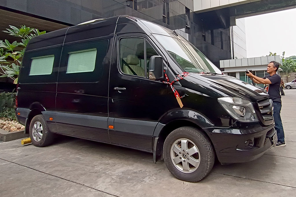 Komisi Pemberantasan Korupsi (KPK) menyita satu unit kendaraan mewah Mercedes Benz Sprinter 315 CD warna hitam terkait penyidikan tindak pidana pencucian uang (TPPU) dengan tersangka mantan Menteri Pertanian Syahrul Yasin Limpo (SYL).