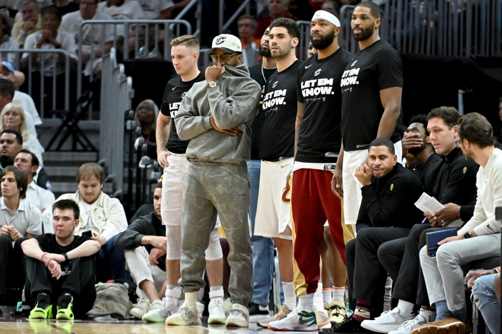 Cavs terdorong ke ambang eliminasi dengan dua pemain andalan mereka hanya menonton di bangku cadangan, yaitu Donovan Mitchell (cedera betis) dan Jarrett Allen (cedera tulang rusuk). Bahkan kondisi mereka ke depan tidak dapat dipastikan.