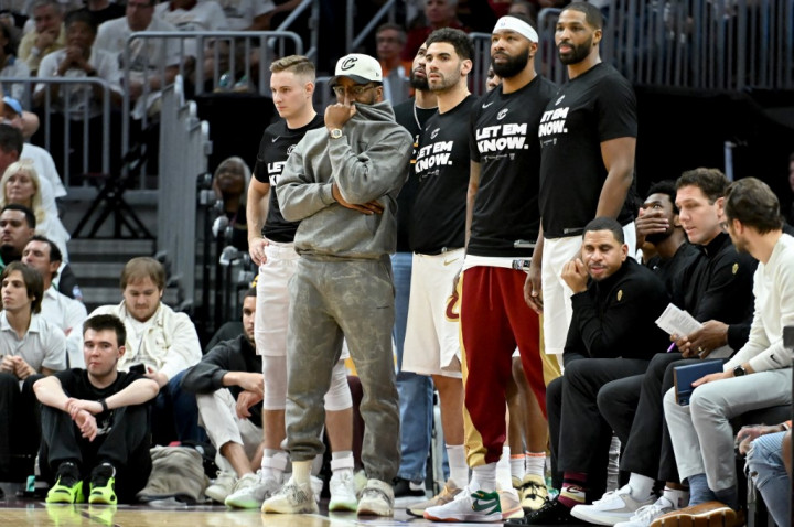 Cavs terdorong ke ambang eliminasi dengan dua pemain andalan mereka hanya menonton di bangku cadangan, yaitu Donovan Mitchell (cedera betis) dan Jarrett Allen (cedera tulang rusuk). Bahkan kondisi mereka ke depan tidak dapat dipastikan.