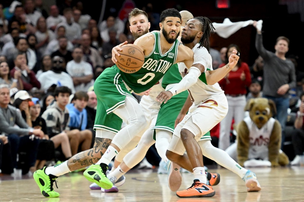 Jayson Tatum mencetak 33 poin, Jaylen Brown menambahkan 27 angka untuk Celtics yang memiliki kesempatan untuk mengunci tiket final wilayah pada laga kelima hari Kamis, 16 Mei 2024 di Boston.
