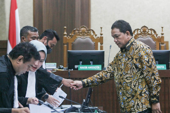 Adapun uang tersebut diterima Achsanul dari Direktur PT Multimedia Berdikari Sejahtera Windi Purnama melalui Sadikin Rusli, yang merupakan pihak swasta dan turut menjadi terdakwa bersamaan dengan Achsanul.