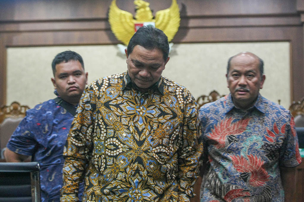 Achsanul berdalih kala itu berniat mengembalikan uang suap itu secara utuh, namun bingung mengembalikan uang tersebut kepada siapa, sehingga disimpan terlebih dahulu di rumah yang ia sewa sambil berpikir cara
mengembalikannya.