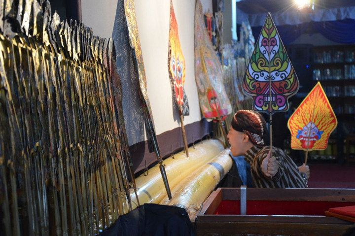 Ia memainkan wayang kulit dengan gerakan-gerakan yang indah, meski masih terbilang anak-anak. Seperti dalang-dalang professional, Rafa Kusuma Atma Wibowo mampu memukau penonton saat memainkan cuplikan lakon Durna Gugur dalam Festival Dalang Cilik Universitas Negeri Yogyakarta yang diselenggarakan di Kampung Emas Krapyak IX, Margoagung, Seyegan Sleman. Ia tampil sebagai special performance.