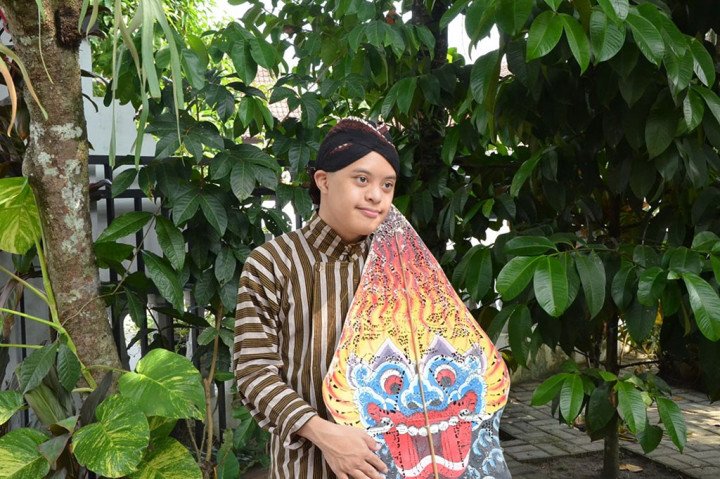 Anak pasangan Ludy Bimasena-Sri Wahyuni ini mulai menggemari wayang kulit sejak berusia 3 tahun, dan oleh orang tuanya selalu disuguhi pertunjukan wayang kulit dari VCD (video compact disc) yang berisi rekaman wayang kulit.