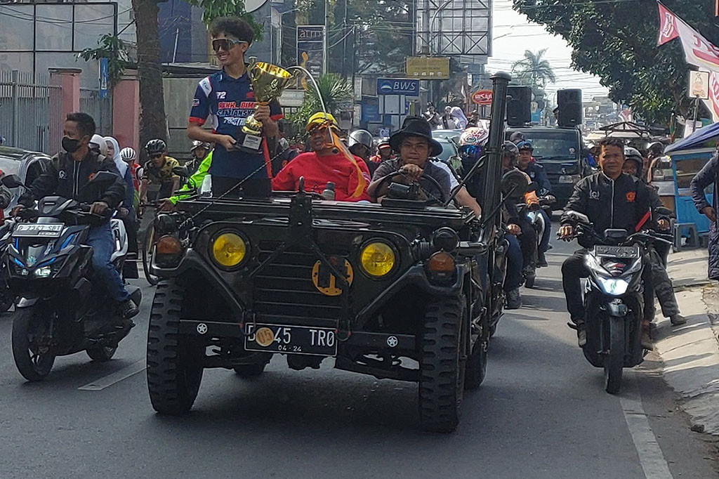Berkat prestasinya tersebut, Rakha langsung disambut hangat dengan menggelar konvoi kemenangan yang diikuti sanak saudara, pendukung dan masyarakat sekitar Lembang.