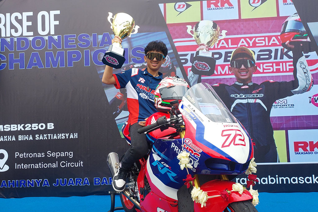 Prestasi membanggakan diraih Rakha Bima Saktiansyah, pemuda 14 tahun asal Lembang, Kabupaten Bandung yang meraih juara dari ajang MSBK 250 di Sirkuit Sepang, Malaysia.