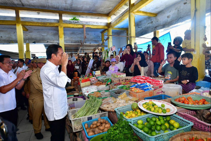 Dalam kunjungannya ke Pasar Lacaria, di Kabupaten Kolaka Utara, Provinsi Sulawesi Tenggara pada Selasa, 14 Mei 2024, Presiden Joko Widodo mengamati stabilitas harga dan ketersediaan stok bahan pokok sebulan menjelang Iduladha. 