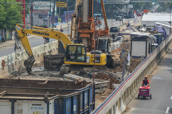 Aktivitas alat berat beroperasi pada proyek pembangunan LRT Jakarta Fase 1B dari Velodrome Rawamangun-Stasiun Manggarai di Jalan Pemuda, Jakarta, Selasa, 14 Mei 2024. 