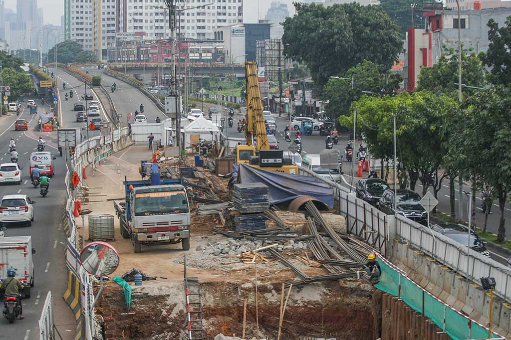 Proyek Pembangunan moda transportasi massal LRT sepanjang 6,4 km tersebut saat ini dalam tahap pemasangan tiang kontruksi jalur layang.
