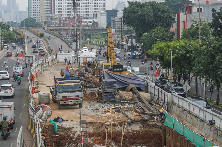 Proyek Pembangunan moda transportasi massal LRT sepanjang 6,4 km tersebut saat ini dalam tahap pemasangan tiang kontruksi jalur layang.