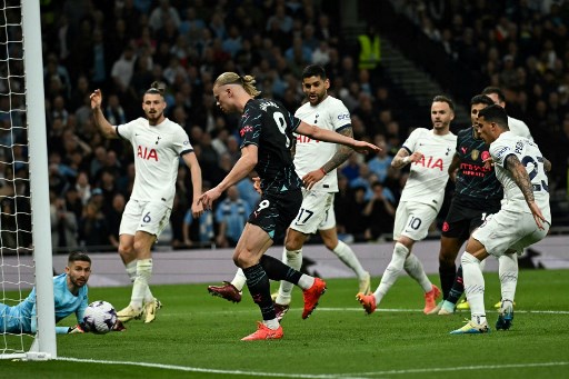 Kembali dari kamar ganti, City akhirnya sukses memecah kebuntuan pada menit ke-51. Sebuah umpan silang mendatar Kevin De Bruyne berhasil disontek Erling Haaland untuk menaklukkan Guglielmo Vicario. Skor menjadi 1-0.