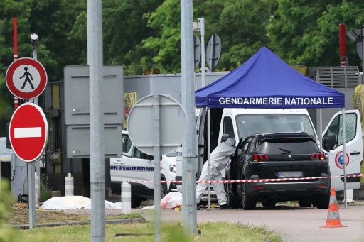 Seorang  petugas forensik sedang bekerja di lokasi serangan tabrakan di pintu jalan tol di Incarville di wilayah Eure di Prancis utara, pada 14 Mei 2024.