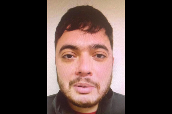Menurut sumber dari kantor kejaksaan dan kepolisian Paris, narapidana yang buron bernama Mohamed Amra, adalah seorang pengedar narkoba berusia 30 tahun dari Prancis utara. Dia telah dihukum karena perampokan oleh pengadilan di Evreux pada 10 Mei dan ditahan di penjara Val de Reuil.