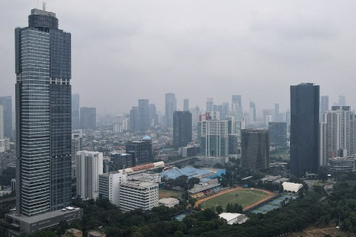 Berdasarkan pantauan pada pukul 05.10 WIB, indeks kualitas udara (AQI) di Jakarta berada di angka 176 dengan angka partikel halus (particulate matter/PM) 2.5, yang berarti masuk kategori tidak sehat.
