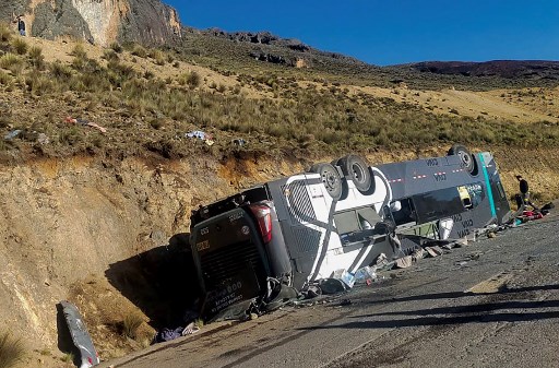 Pemandangan bus yang terjun ke jurang, menyebabkan 13 orang tewas, di jalan pedesaan di Andes utara di wilayah Ayacucho, Peru, pada 14 Mei 2024.