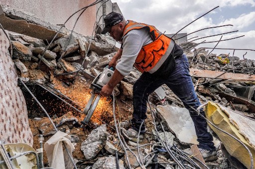 Al Jazeera melaporkan bahwa bangunan tersebut - yang rata seluruhnya - menampung 100 warga Palestina yang mengungsi. Di antara mereka adalah orang-orang yang baru mengungsi dari Rafah di Gaza selatan, tempat Israel mengancam akan melakukan invasi darat besar-besaran.