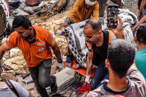 Puluhan korban tewas dan luka-luka di kamp Nuseirat terjebak selama beberapa jam di bawah reruntuhan bangunan yang hancur.