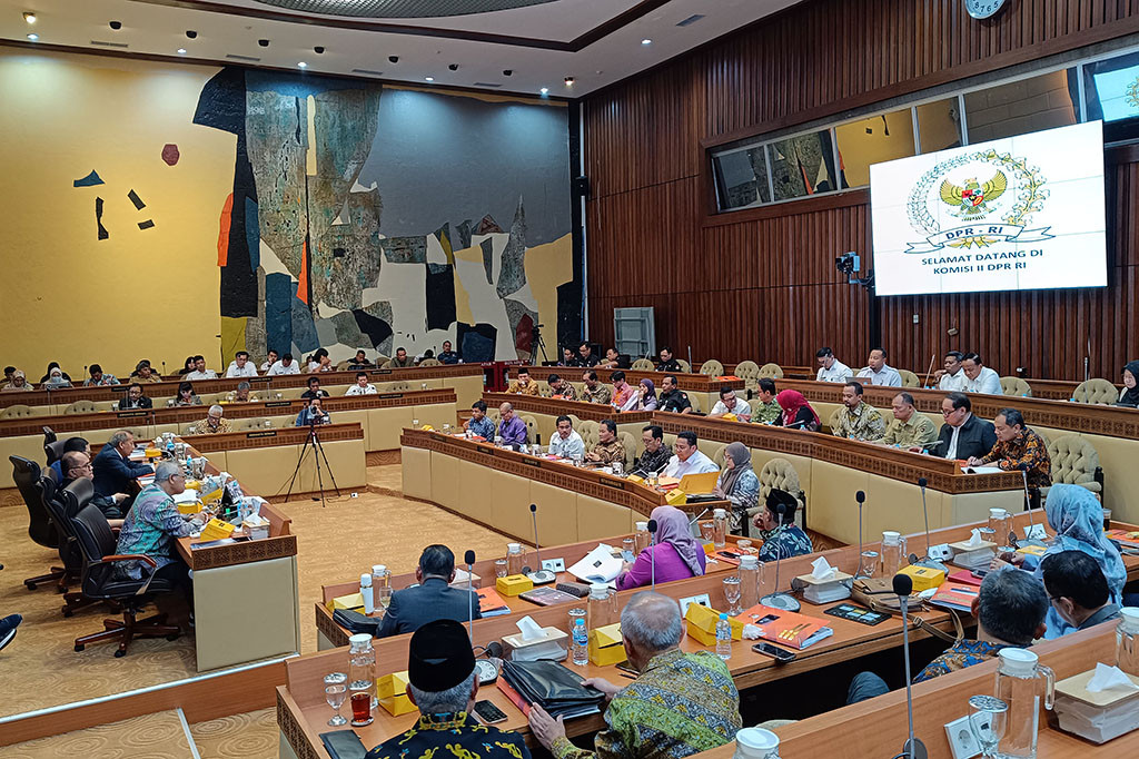 Ketua Komisi II DPR RI Ahmad Doli Kurnia mengatakan pembahasan persiapan Pilkada itu terkait rancangan Peraturan KPU (PKPU) tentang Penyusunan Daftar Pemilih dalam Pilkada dan PKPU tentang pencalonan kepala daerah. Setelah itu, rapat akan dilanjutkan dengan evaluasi Pemilu 2024 yakni Pilpres dan Pileg.