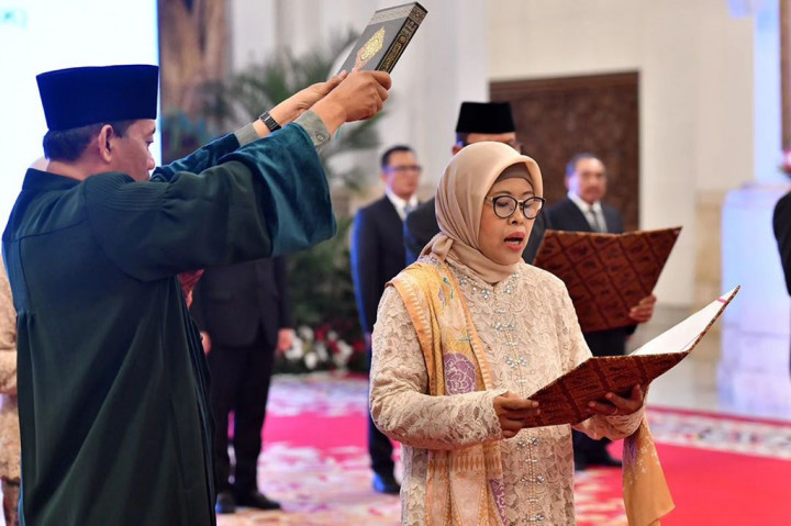 “Saya bersumpah bahwa saya dalam melaksanakan jabatan ini, langsung atau tidak langsung, dengan menggunakan nama atau cara apapun juga, tidak memberikan atau menjanjikan barang sesuatu kepada siapapun,” demikian para anggota LPSK mengucapkan penggalan sumpah/janjinya.