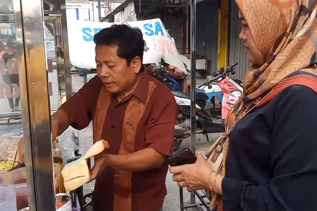 Mulyono dan Enok mendaftar haji pada 2013. Pada awalnya mereka berniat berangkat haji bersama kedua adiknya, namun di tengah perjalanan méndapatkan musibah dan meninggal dunia.
