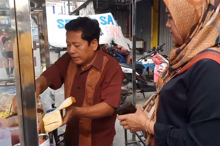 Mulyono dan Enok mendaftar haji pada 2013. Pada awalnya mereka berniat berangkat haji bersama kedua adiknya, namun di tengah perjalanan méndapatkan musibah dan meninggal dunia.