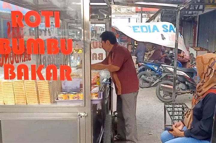 Pasutri sudah mulai berjualan pada 1997 silam di depan Pasar Kadipaten, dari sore hingga larut malam. Dari jerih payahnya berjualan roti bakar, Mulyono mampu menabung sehari lima puluh sampai enam puluh ribu rupiah.