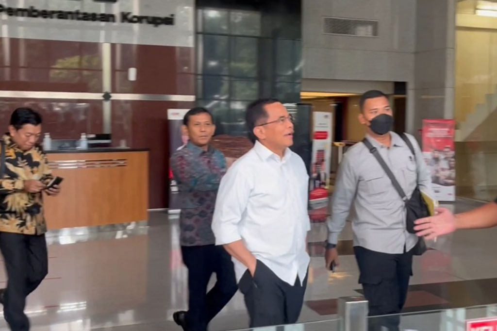 Komisi Pemberantasan Korupsi (KPK) rampung memeriksa Sekretaris Jenderal (Sekjen) DPR Indra Iskandar. Dia irit bicara soal dugaan rasuah pengadaan kelengkapan rumah jabatan untuk anggota DPR.