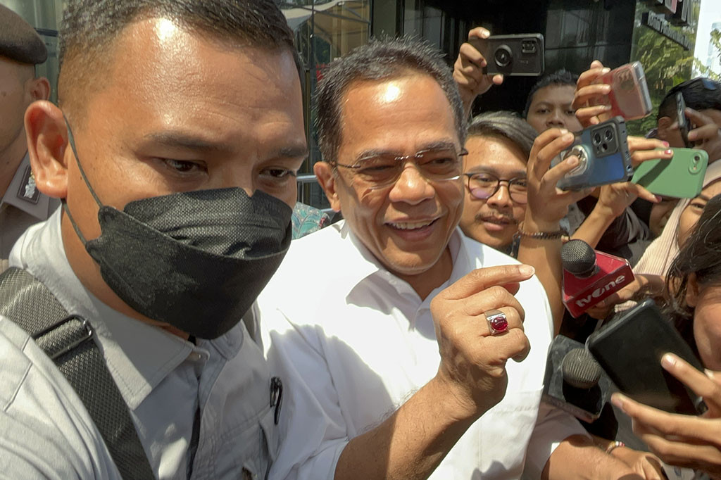 “Intinya sudah saya sampaikan semua tentang pengetahuan saya tentang fakta-fakta yang saya ketahui sudah saya sampaikan dan saya berkeyakinan penyidik KPK, KPK akan bekerja secara profesional,” ujar Indra.