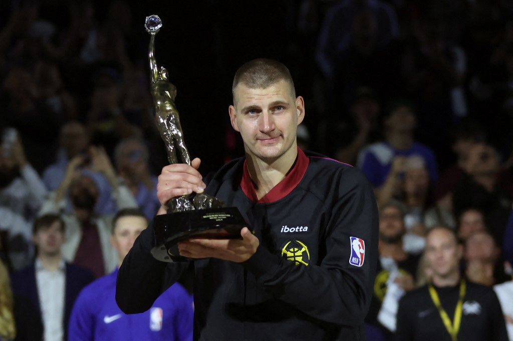 Jokic, yang dianugerahi trofi MVP ketiganya oleh Komisaris NBA Adam Silver sebelum pertandingan, mencetak 19 poin pada babak pertama saat Denver memimpin 50-44 sebelum turun minum. Dia menambahkan 16 poin pada kuarter ketiga ketika Nuggets memperbesar keunggulan mereka menjadi 14 angka.
