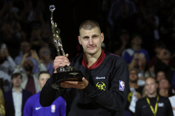 Jokic, yang dianugerahi trofi MVP ketiganya oleh Komisaris NBA Adam Silver sebelum pertandingan, mencetak 19 poin pada babak pertama saat Denver memimpin 50-44 sebelum turun minum. Dia menambahkan 16 poin pada kuarter ketiga ketika Nuggets memperbesar keunggulan mereka menjadi 14 angka.