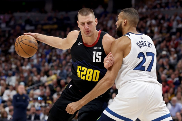 Peraih MVP NBA 2024 Nikola Jokic merayakan pemberian penghargaan gelar tersebut dengan membawa timnya unggul 3-2 atas Minnesota Timberwolves, di Ball Arena Denver Colorado, Rabu, 15 Mei 2024, sekaligus selangkah lagi ke babak Final NBA Wilayah Barat.