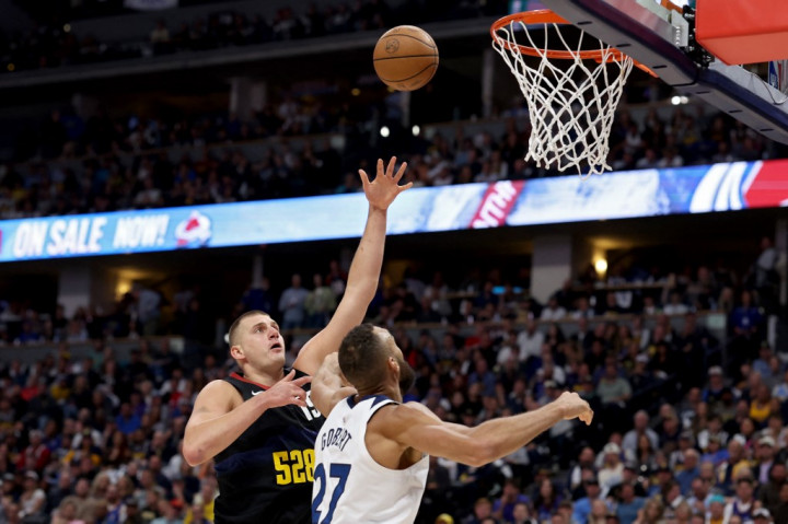 Jokic yang menerima penghargaan MVP sebelum pertandingan, mencetak 40 poin untuk Nuggets yang menang 112-97 atas Timberwolves.