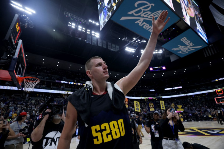 Jokic juga mencatatkan 13 assist dan 7 rebound tanpa mencatat satu kesalahan pun atau turnover saat Nuggets meraih kemenangan kandang pertamanya di babak semifinal Barat. Aaron Gordon dari Nuggets menambahkan 18 poin, serta 10 rebound, dan Jamal Murray mencetak 16 angka.