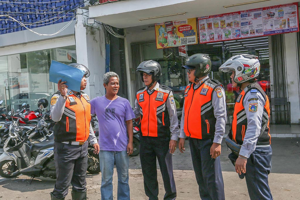 Sosialiasasi tersebut dilakukan karena keberadaan parkir liar tersebut melanggar Perda pasal Pasal 10 dan 11, di mana setiap orang atau badan dilarang memungut uang parkir di jalan-jalan ataupun di tempat-tempat umum, kecuali mendapat izin dari Gubernur atau pejabat yang ditunjuk. 