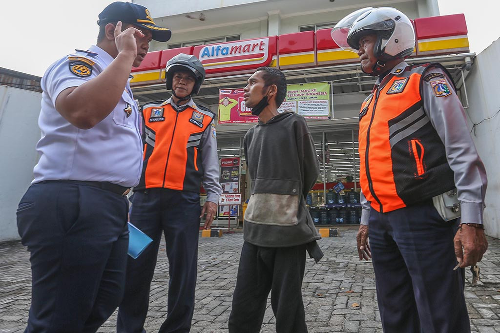 Petugas Dinas Perhubungan (Dishub) DKI melakukan sosialisasi larangan parkir liar di minimarket kawasan Senen, Jakarta Pusat, Rabu, 15 Mei 2024. 