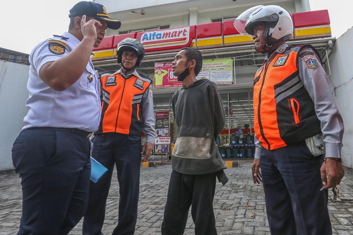 Petugas Dinas Perhubungan (Dishub) DKI melakukan sosialisasi larangan parkir liar di minimarket kawasan Senen, Jakarta Pusat, Rabu, 15 Mei 2024. 