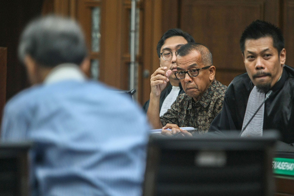 Jaksa membeberkan terdakwa Totok dituntut pidana penjara selama dua tahun tiga bulan, Arif selama empat tahun 11 bulan, Gustaf selama empat tahun, serta Budiyanto selama empat tahun sembilan bulan.