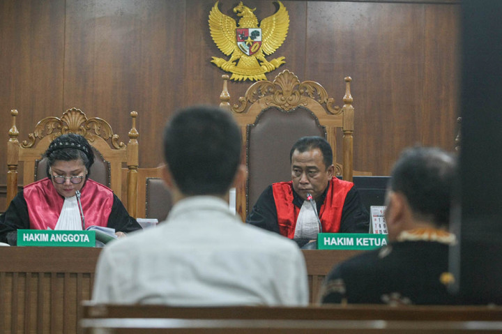 Selain pidana penjara, kata dia, keempat terdakwa juga dituntut pidana denda senilai Rp100 juta subsider empat bulan kurungan untuk Totok, Rp300 juta subsider enam bulan kurungan untuk Arif, Rp100 juta subsider tiga bulan kurungan untuk Gustaf, serta Rp300 juta subsider enam bulan kurungan untuk Budiyanto.