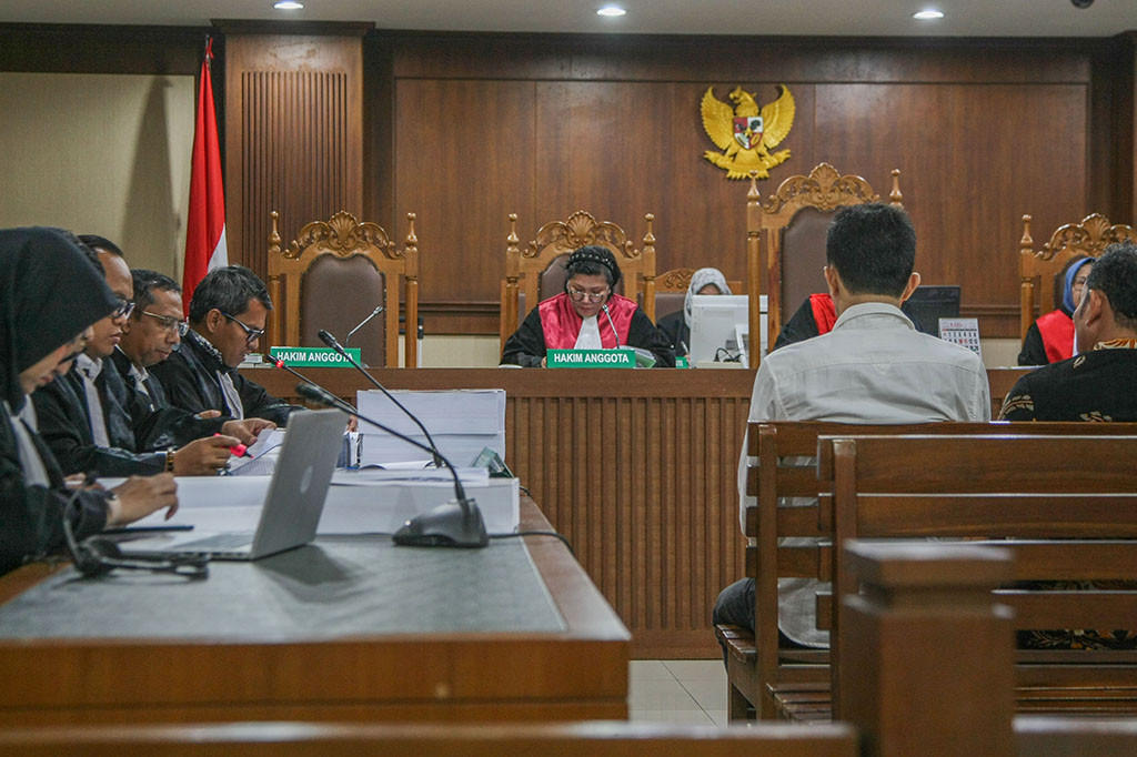 Jaksa Penuntut Umum KPK mengatakan keempat terdakwa tersebut, yakni mantan Kepala Seksi Pemeliharaan Jalan dan Jembatan Dinas Pekerjaan Umum Kabupaten Mimika 2015-2020 Totok Suharto, Direktur PT Waringin Megah Arif Yahya, Kepala Cabang PT Satria Creasindo Prima Gustaf Urbanus Pantadianan, serta Site Engineer PT Geo Inti Spasial Budiyanto Wijaya.
