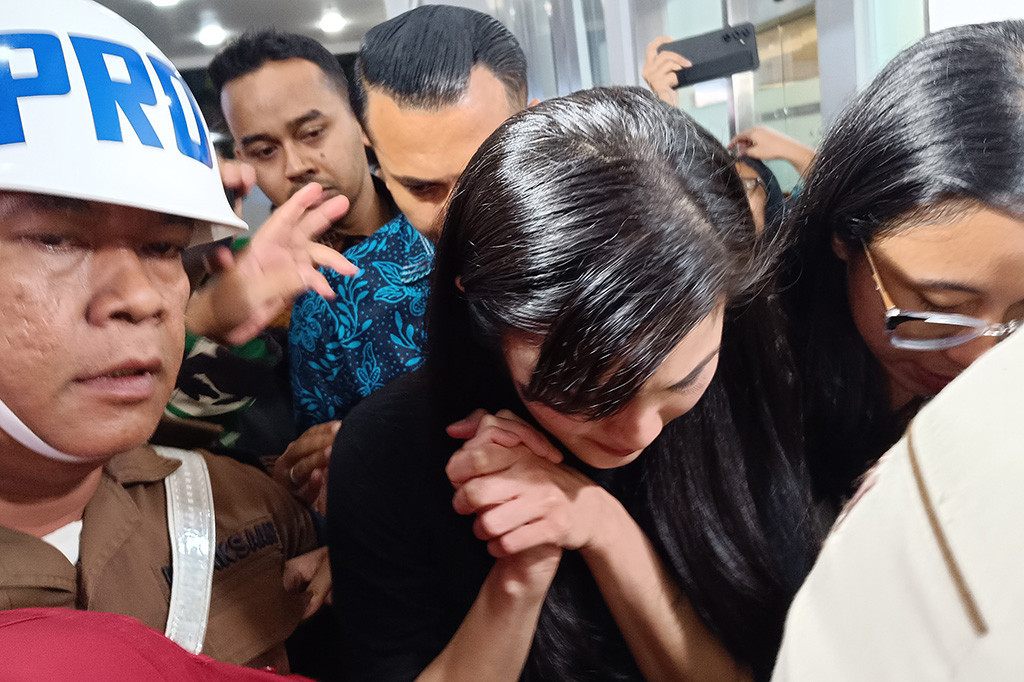 Istri Harvey Moeis, tersangka korupsi tata kelola pertambangan timah di Bangka Belitung itu, keluar dari gedung pemeriksaan sekitar pukul 18.30 WIB.