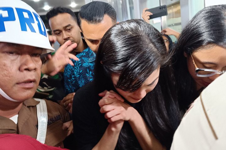 Istri Harvey Moeis, tersangka korupsi tata kelola pertambangan timah di Bangka Belitung itu, keluar dari gedung pemeriksaan sekitar pukul 18.30 WIB.