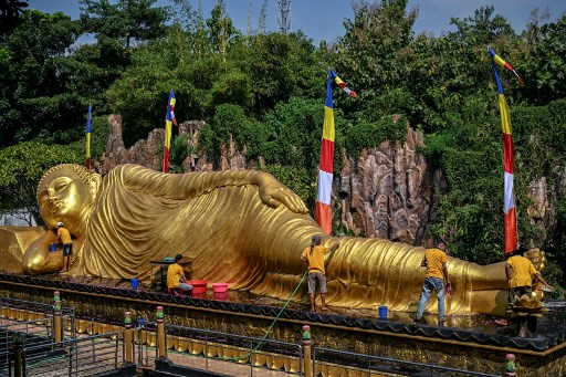 Petugas membersihkan patung Buddha terbesar ketiga di Asia tersebut dengan menyiram air yang berisi aneka bunga-bungaan, kemudian menyikatnya hingga bersih. Patung Buddha tidur tersebut kemudian dibilas dengan air bersih.