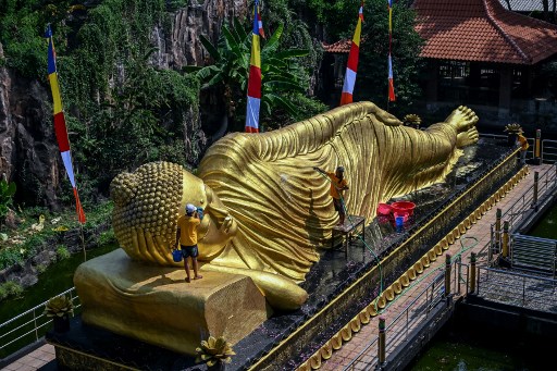 Satu minggu menjelang perayaan Waisak, patung Buddha tidur raksasa di area Maha Vihara Mojopahit di Kabupaten Mojokerto, Jawa Timur, dimandikan pada Rabu, 15 Mei 2024. 