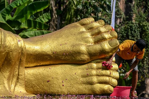 Maha Vihara Mojopahit ini dibangun di atas lahan seluas 20.000 meter persegi dengan bangunan utama yang bergaya arsitektur Jawa dan beratapkan joglo. 
